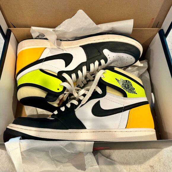 Size 10 - Jordan 1 Retro High OG Volt, 555088 118 -Preowned Good Conition w/ Box - Picture 9 of 10